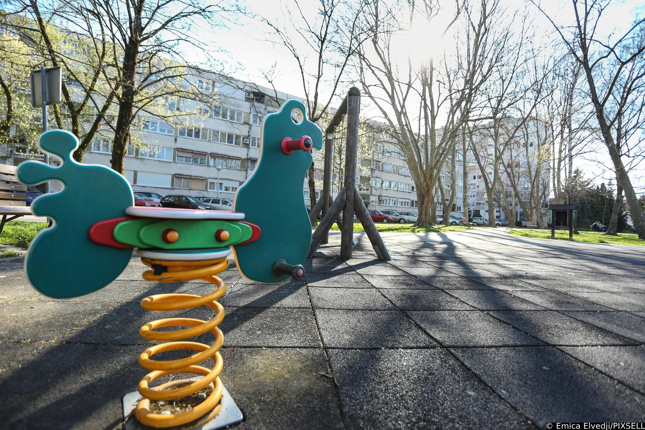 Zagreb: Prazni dječji parkovi u Gajnicama