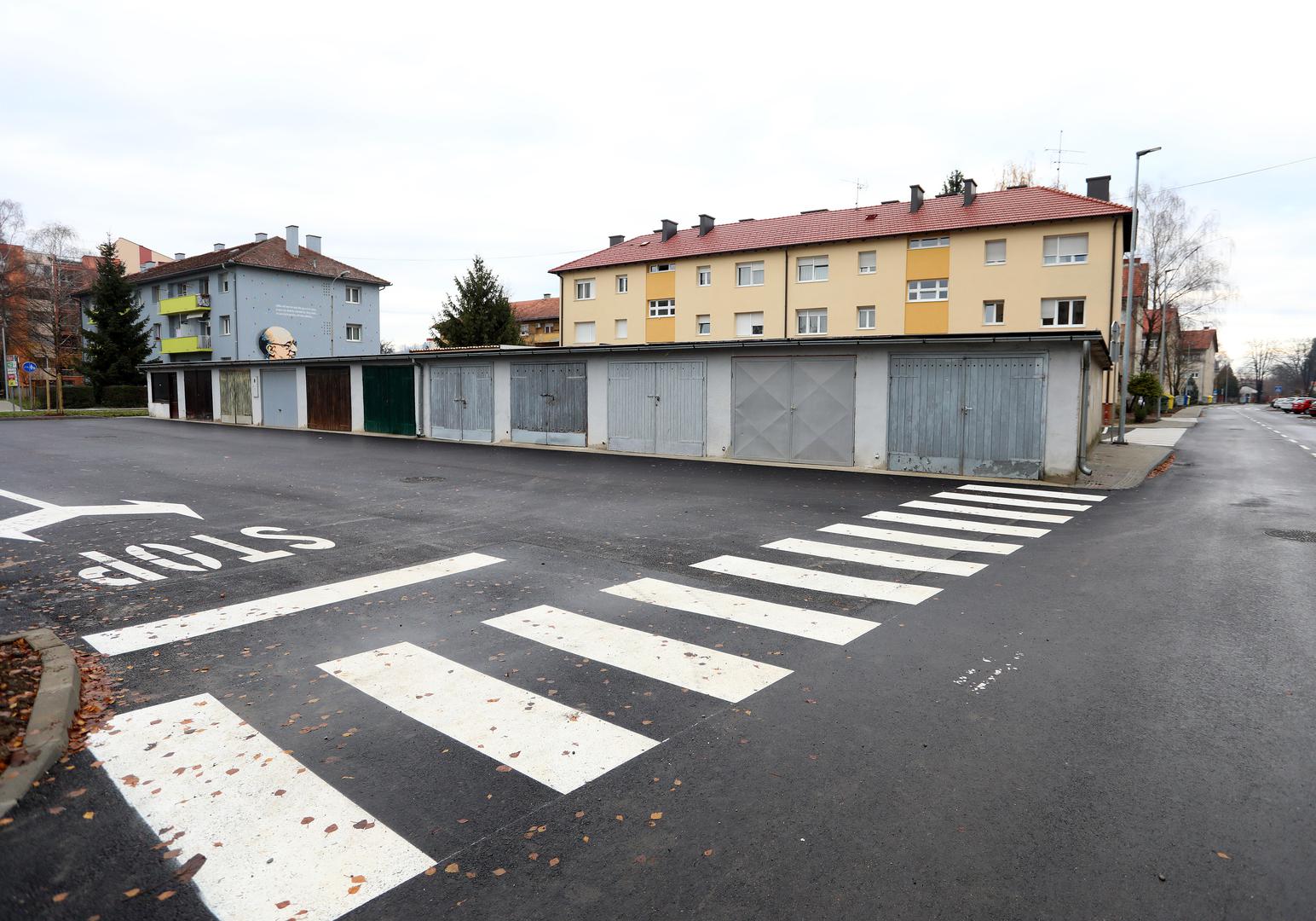 U ulici Naselje Marka Marulića u Karlovcu krajem 2021. završili su radovi na rekonstrukciji ulice. Stanari su ukazali na brojne propuste, kao i na zebru koja završava u garaži. 