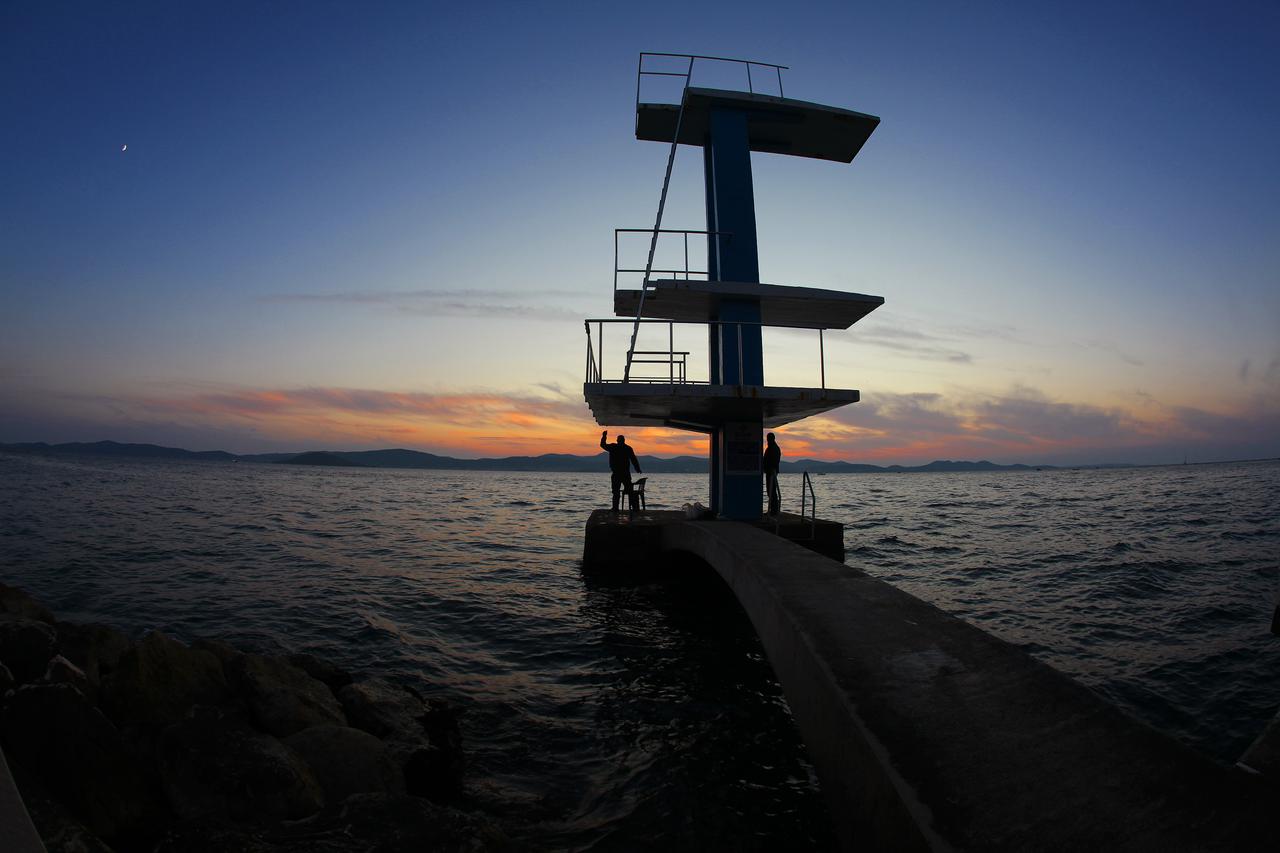 Zadar: Ribi?i se nadaju ulovu dok ih griju zadnje zrake sunca 