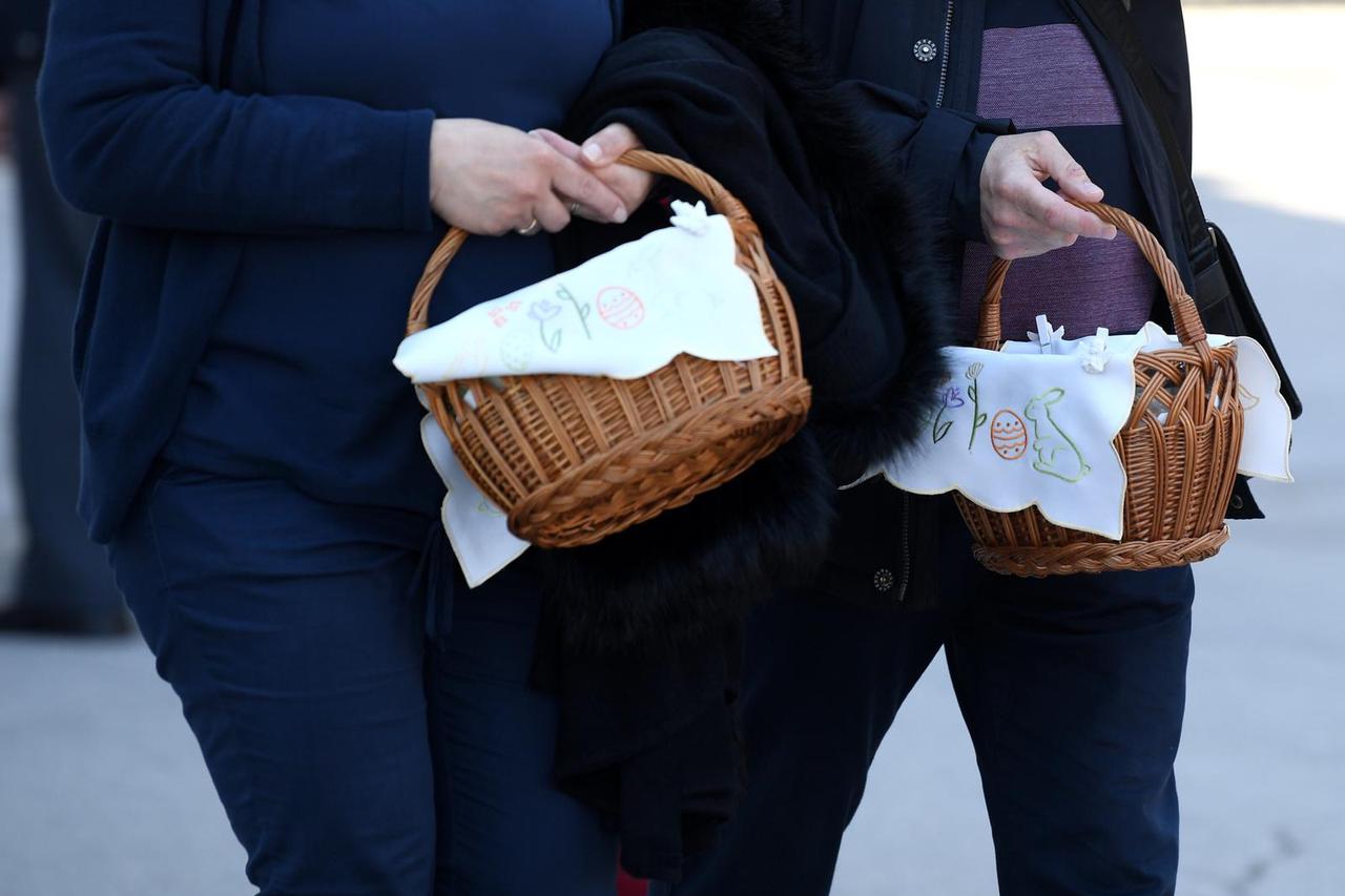 Zagreb: Građani na misu u katedralu nosili uskrsne košarice na blagoslov hrane