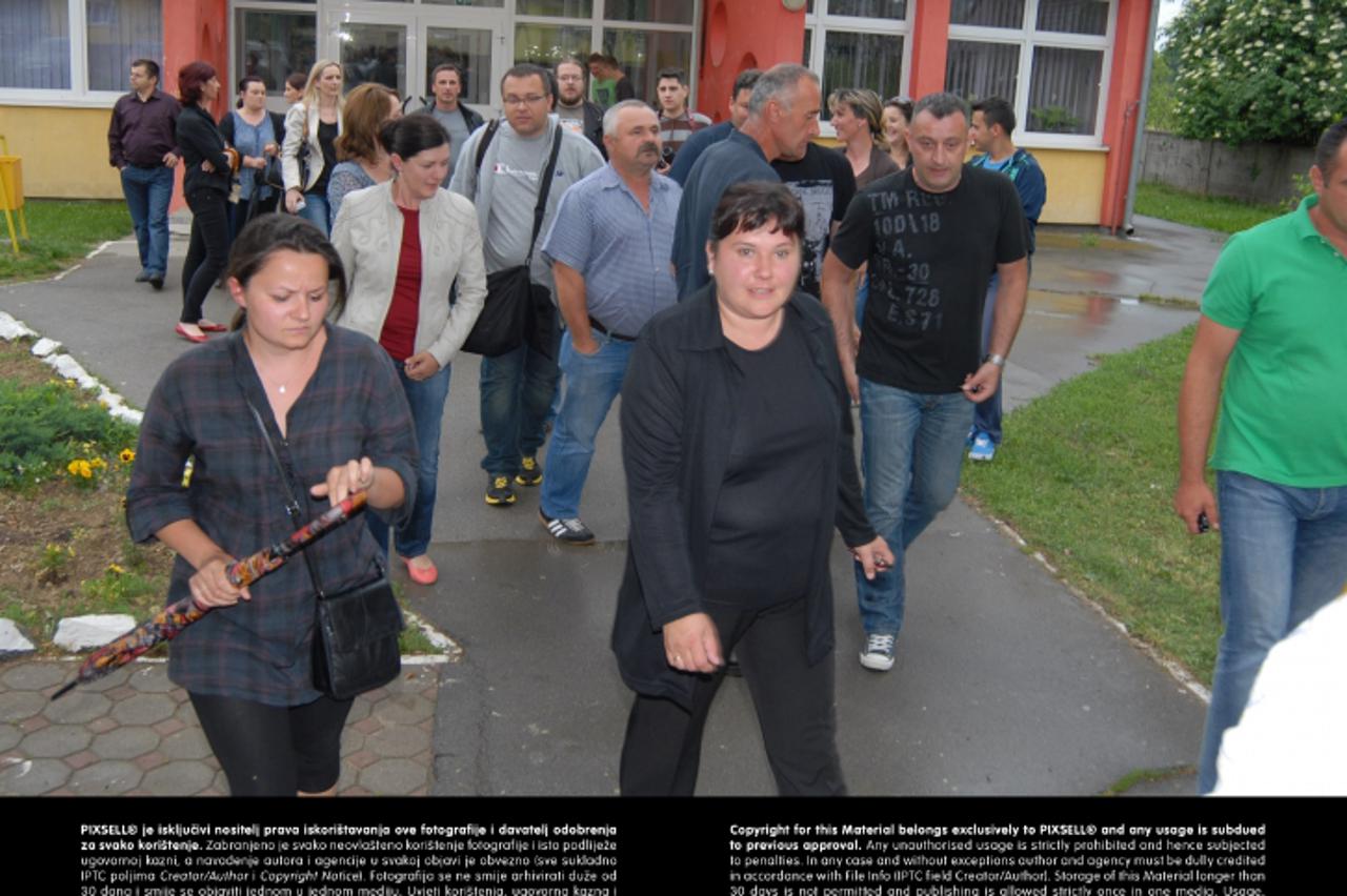 '21.05.2013, Slavonski Brod - Roditelji djece koja pohadjaju osnovnu skolu u Vranovcima okupili su se ispred skole i prosvjedovali. Ogorceni su na ravnatelja, ministrastvo skolstva i pravosudje zbog c