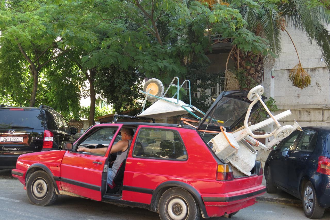 17.08.2013., Split - Muskarac natovario tacke i mjesalicu za beton u osobni automobil VW Golf II.  Photo: Ivo Cagalj/PIXSELL