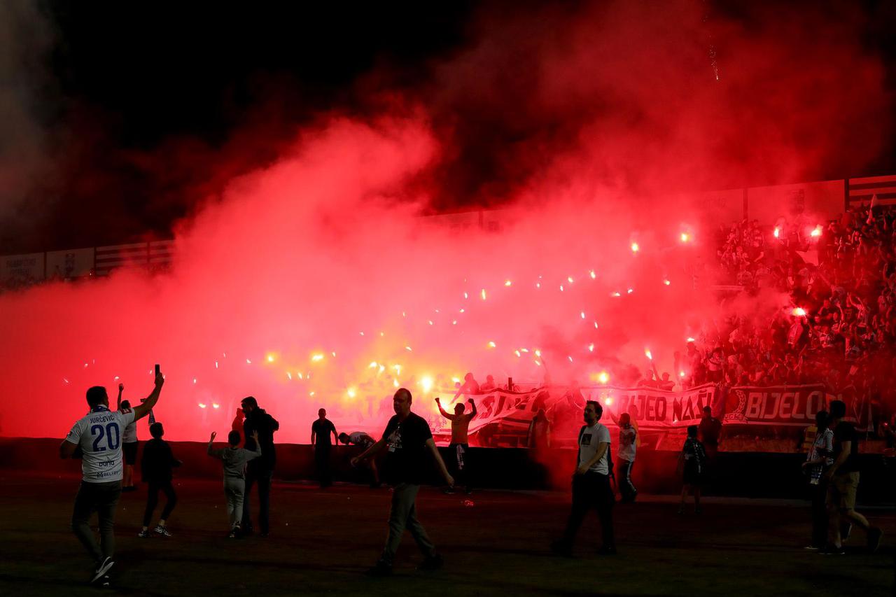 Osijek: Ludnica u Gradskom vrtu nakon završetka utakmice, navijači preplavili teren