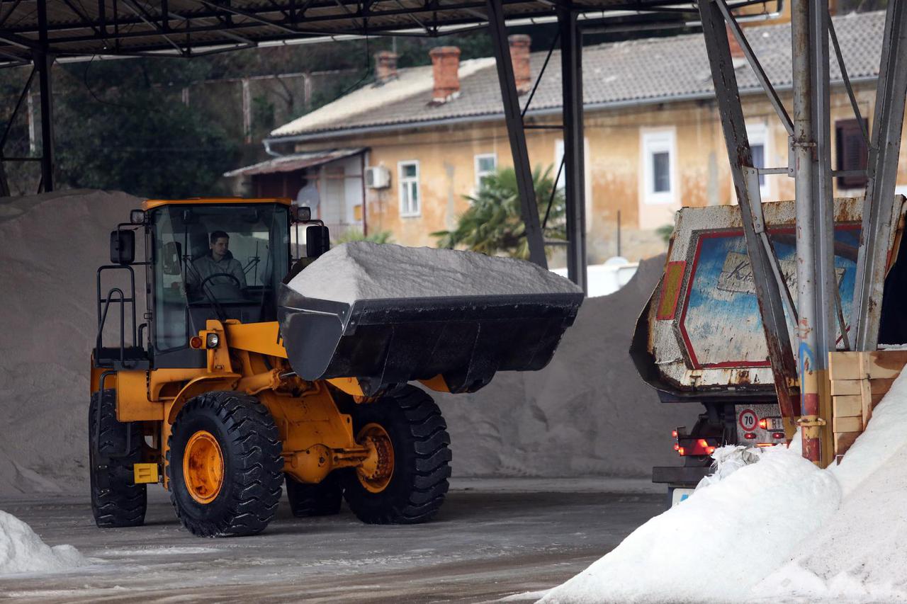 Rijeka: Bager u skladištu na Brajdici na kamione tovari sol za posipavanje prometnica