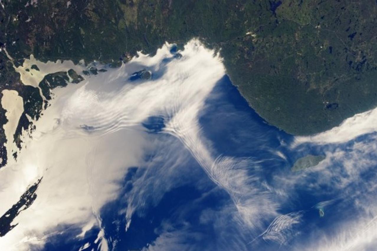 Valovi gravitacije na oblacima iznad jezera Superior snimljeni s ISS-a