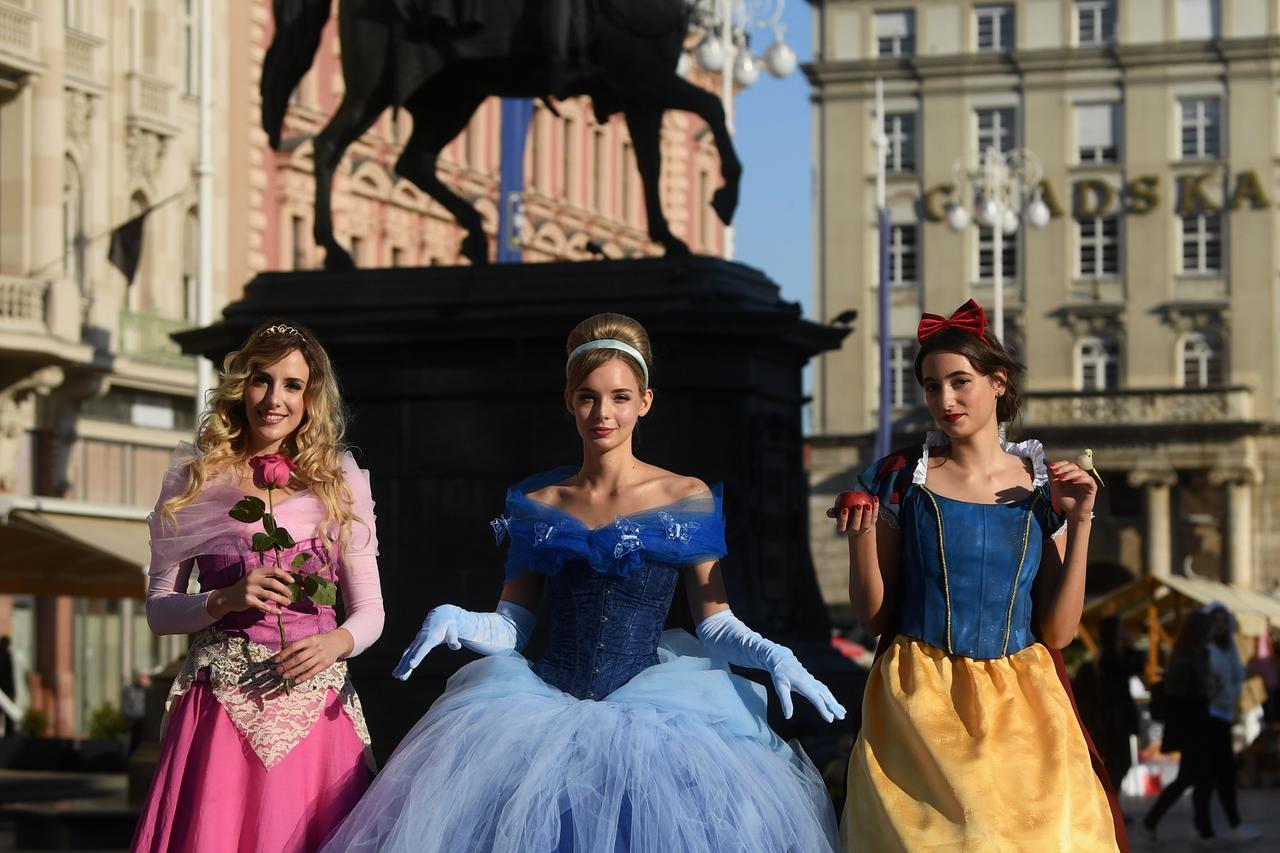 Zagreb: Tri prijateljice prošetale gradom u kostimima Disneyjevih princeza