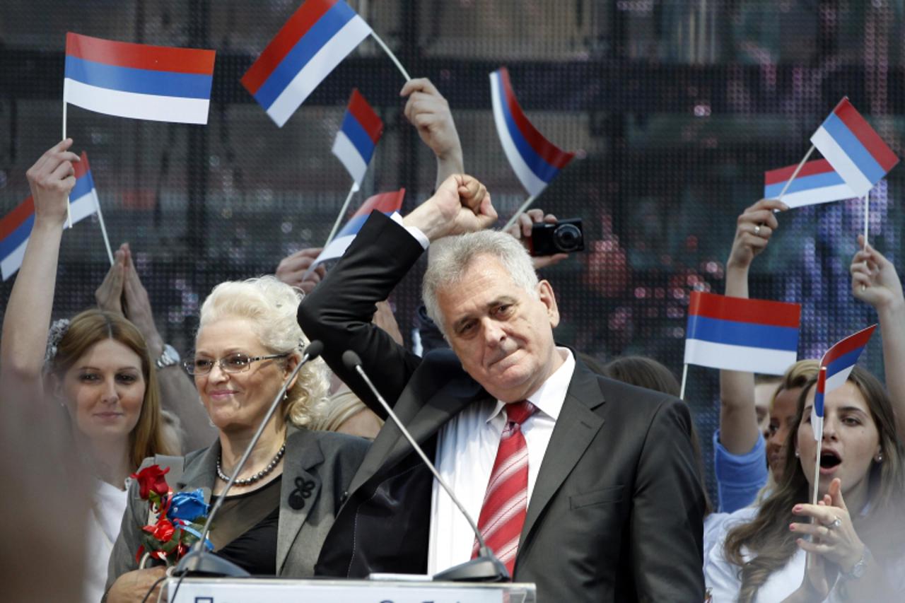 \'Serbian Progressive Party leader Tomislav Nikolic gestures to his supporters during a pre-election rally in Belgrade, April 26, 2012.  REUTERS/Marko Djurica (SERBIA - Tags: POLITICS)\'