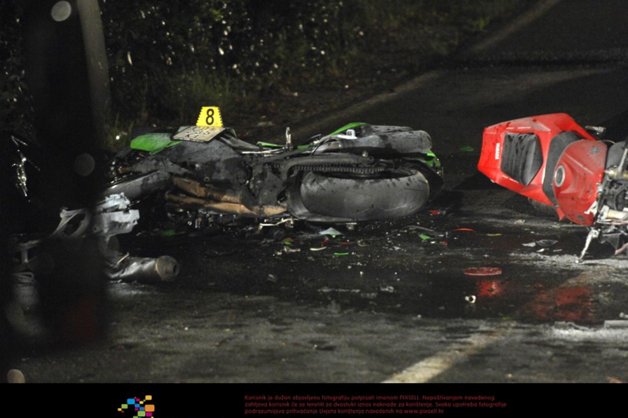 '21.04.2012., Kraj - Tri su osobe poginule, a dvije su tesko ozlijedjene u sudaru sedam motora, koji su se nakon sudara zapalili.  Photo: Goran Kovacic/PIXSELL'