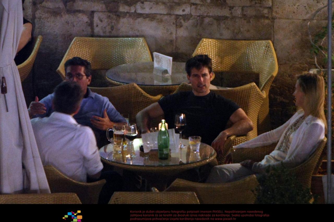 '31.08.2012., Hvar - Nakon dolaska privatnim avionom u zracnu luku Split, americki glumac Tom Cruise s prijateljima je dosao na odmor u Hvar. Izasli su kasno navecer i sjeli u Caffe Bar Pjaca. Po nice
