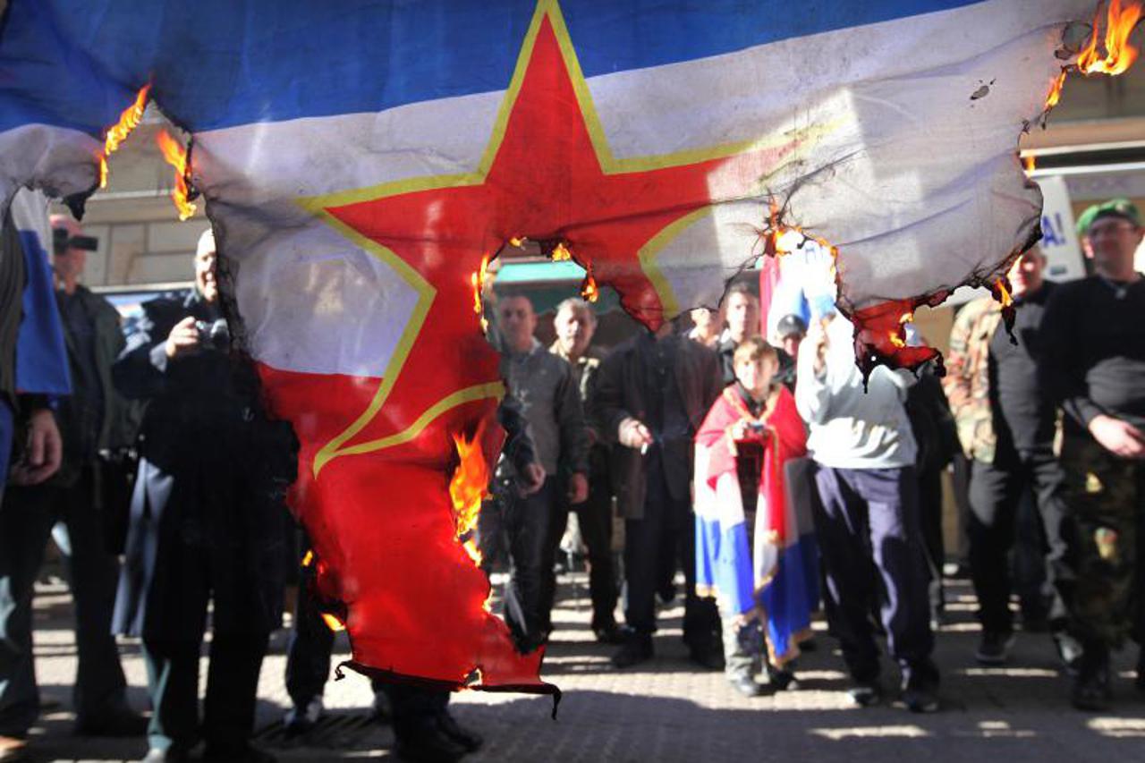 prosvjed, zapalili jugoslavensku zastavu (1)