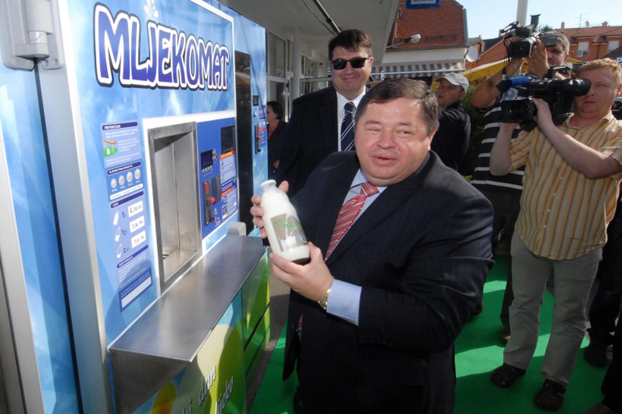 '01.07.2011., Bjelovar - Na ulazu u mlijecni dio Gradske trznice postavljen prvi mljekomat na podrucju Bjelovarsko-bilogorske zupanije, odnosno cetvrti na podrucju Hrvatske. Kupnjom prve boce mlijeka 