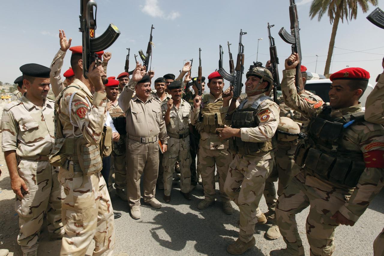 Members of Iraqi security forces chant slogans in Baghdad June 13, 2014. Sunni Islamist militants gained more ground in Iraq overnight, moving into two towns in the eastern province of Diyala, while U.S. President Barack Obama considered military strikes 