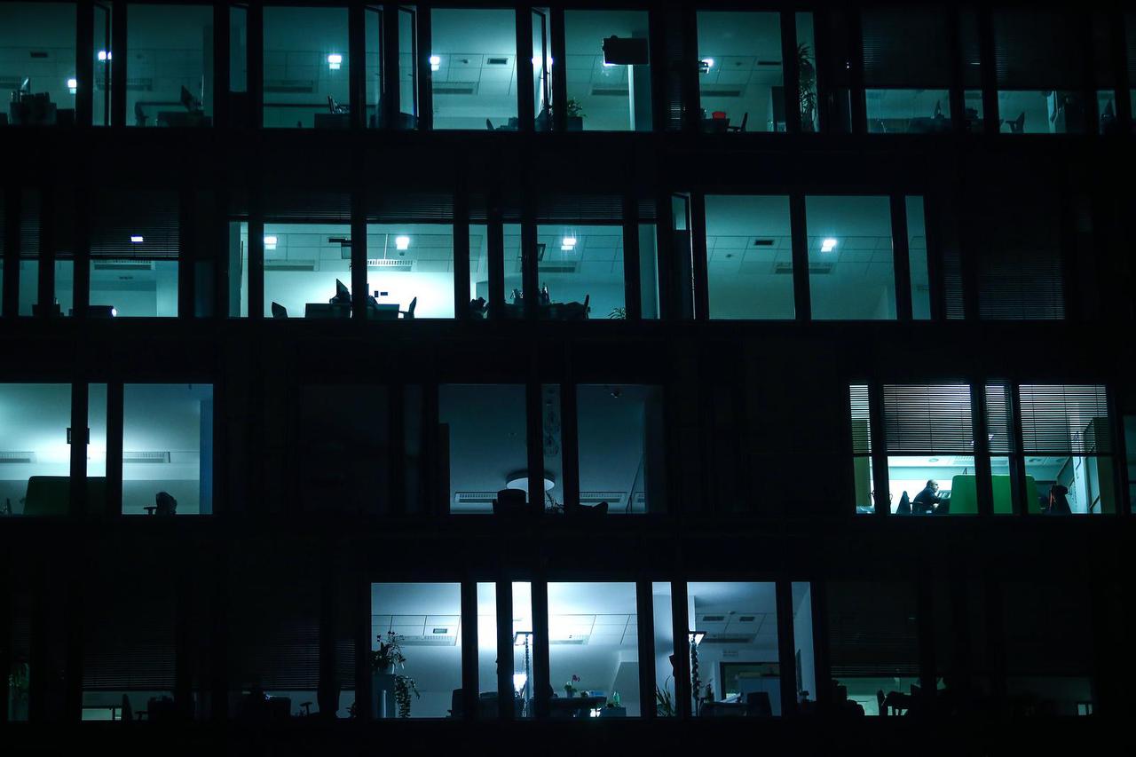 Svjetla u uredima zaposlenika koji rade prekovremeno