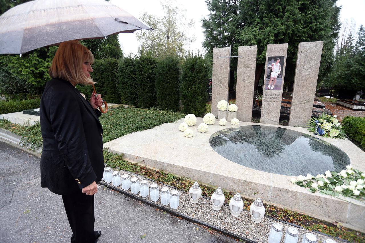 22.10.2014., Zagreb - Na zagrebackom groblju Mirogoj nalazi se grob Drazena Petrovica. Drazen Petrovic rodjen je u Sibeniku 22.10.1964, a preminuo je 07.06.1993. u prometnoj nesrecu u Njemackoj na autoputu kod grada Denkendorf. Drazen je bio jedan od najb
