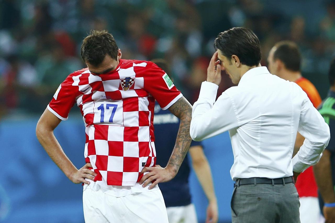 Croatia's coach Niko Kovac speaks with player Mario Mandzukic after being defeated by Mexico in their 2014 World Cup Group A soccer match at the Pernambuco Arena in Recife June 23, 2014. REUTERS/Eddie Keogh (BRAZIL  - Tags: SOCCER SPORT WORLD CUP)