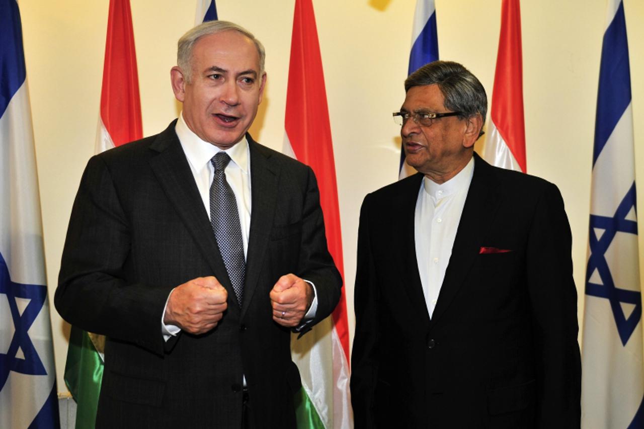 'Israel\'s Prime Minister Benjamin Netanyahu (L) meets India\'s Foreign Minster Somanahalli Mallaiah Krishna in Jerusalem January 10, 2012. REUTERS/Yin Dongxun/Pool (JERUSALEM - Tags: POLITICS)'