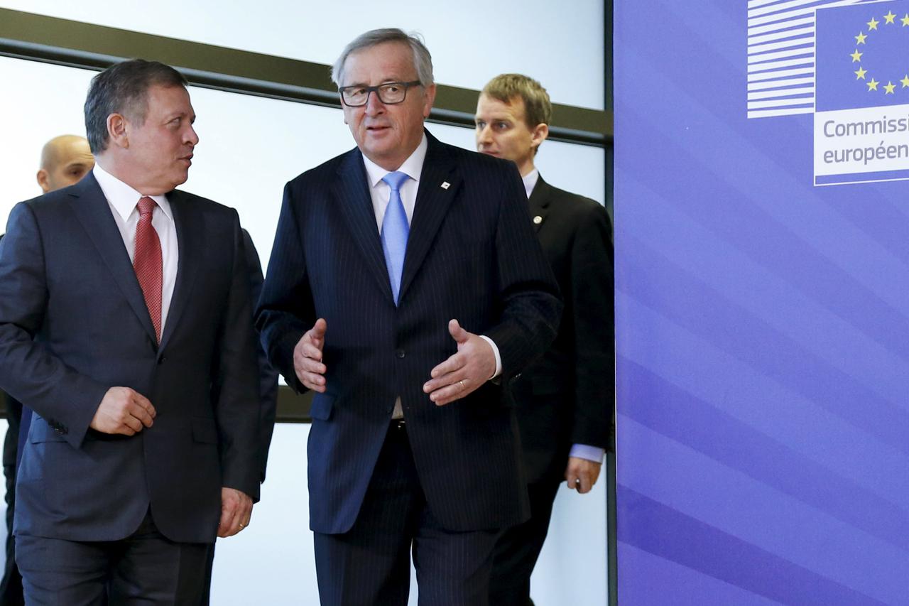 European Commission President Jean-Claude Juncker welcomes Jordan's King Abdullah (L) ahead of a meeting at the EU Commission headquarters in Brussels, Belgium, March 17, 2016. REUTERS/Francois Lenoir