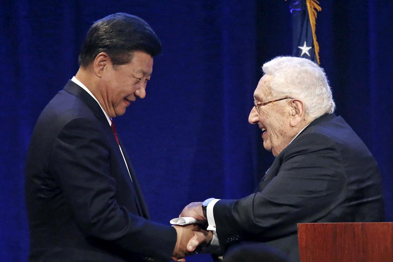 FILE PHOTO: Chinese President Xi is introduced by former U.S. National Security Advisor and Secretary of State Kissinger at a policy speech to Chinese and U.S. CEOs during a dinner reception in Seattle, Washington