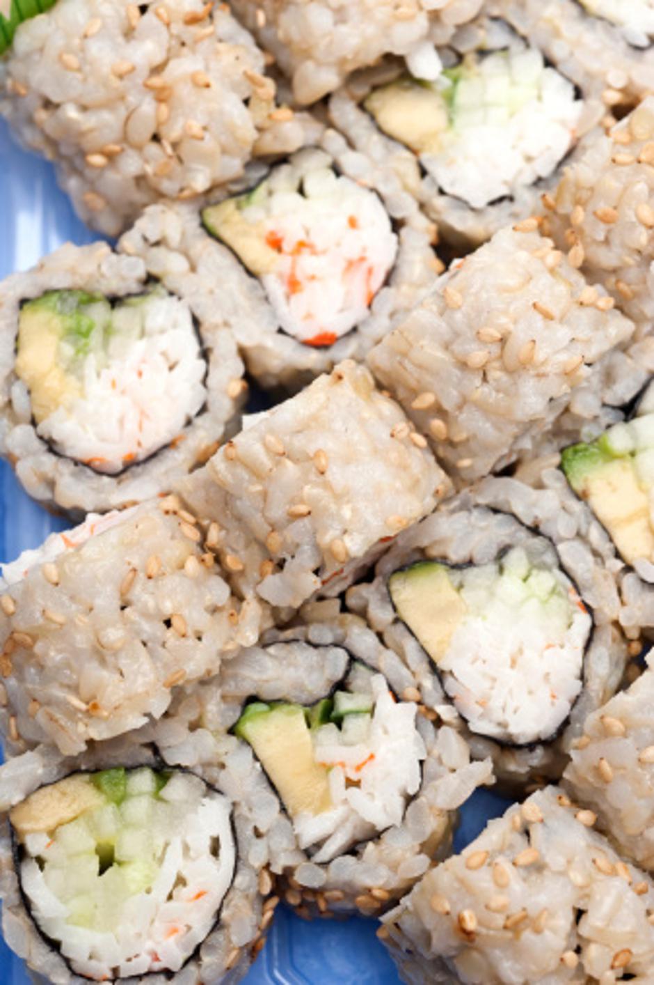 sushi od lososa s intergralnom rižom
