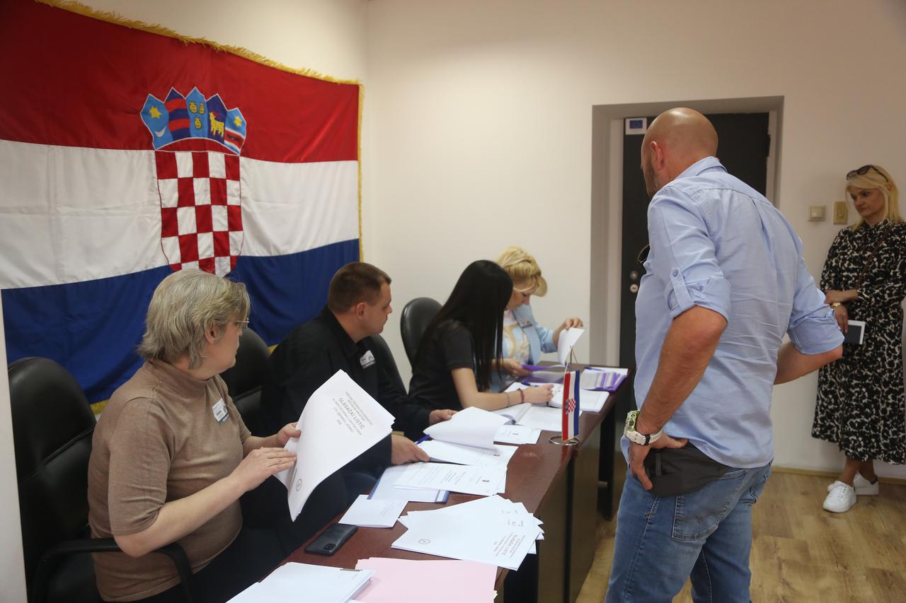Beograd: Građani su   izašli na birališta kako bi glasovali na izborima za Hrvatski Sabor 