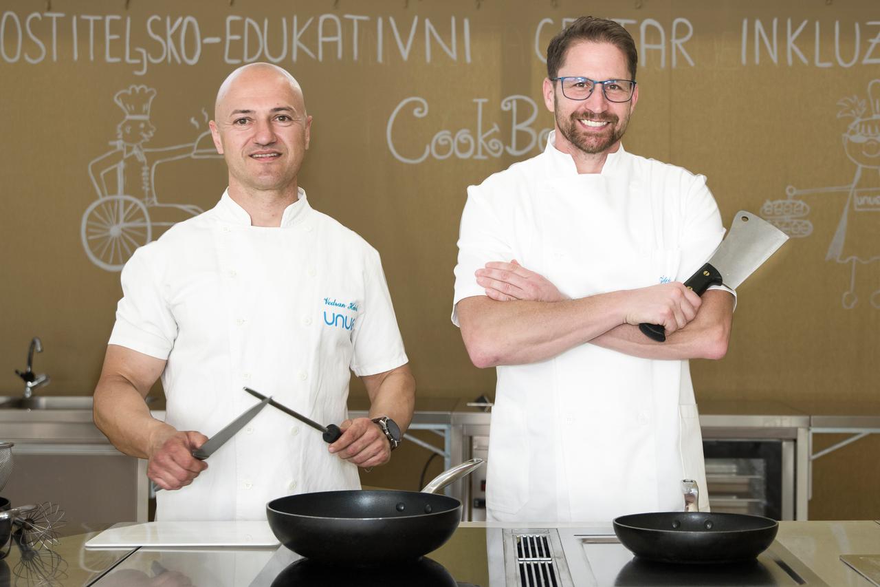 Kuhari Željko Ivnik i Vedran Habel pripremaju se postaviti rekord u timskom kuhanju