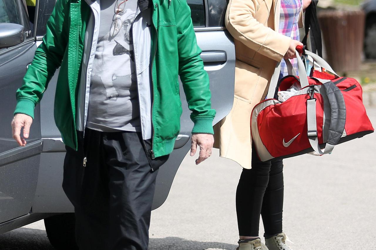 09.04.2015., Zagreb - Glazbenik Rajko Dujmić nakon izlaska iz bolnice dolazi pred stan u pratnji supruge Snjezane.  Photo: Borna Filic/PIXSELL
