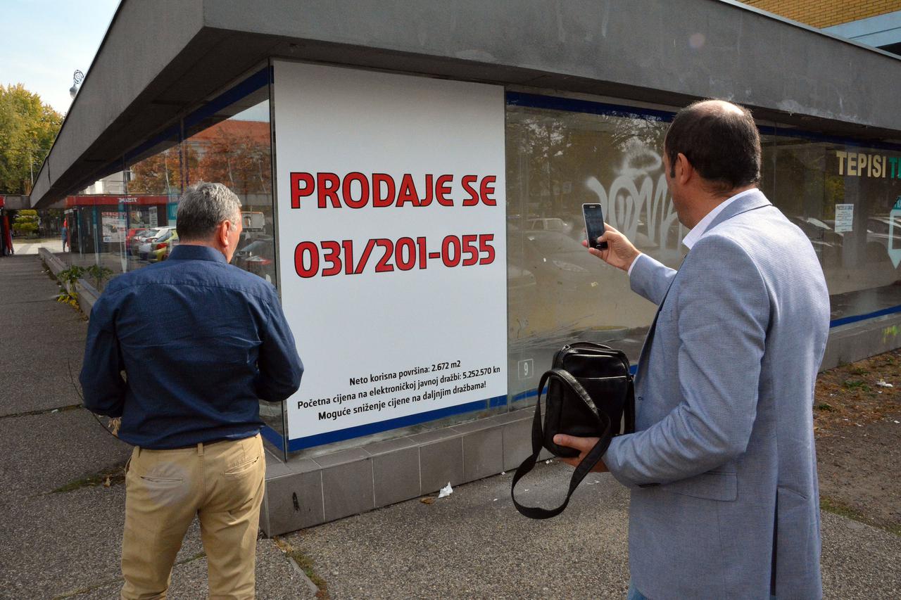 Sl. Brod: U izlogu robne kuće Vesna stoji oglas za prodaju i kontakt telefon