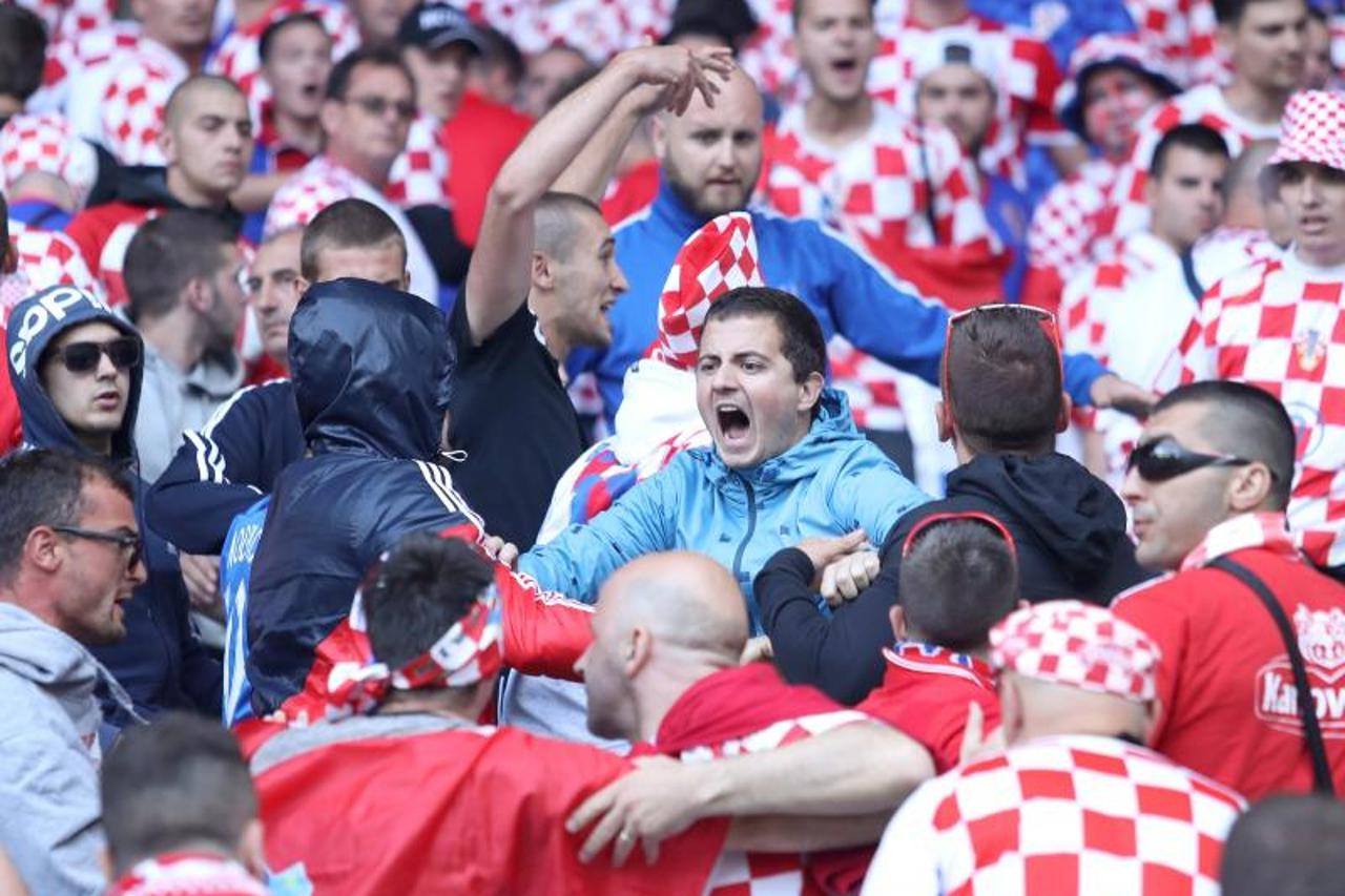 Hrvatski navijači, huligani, Hrvatska - Češka