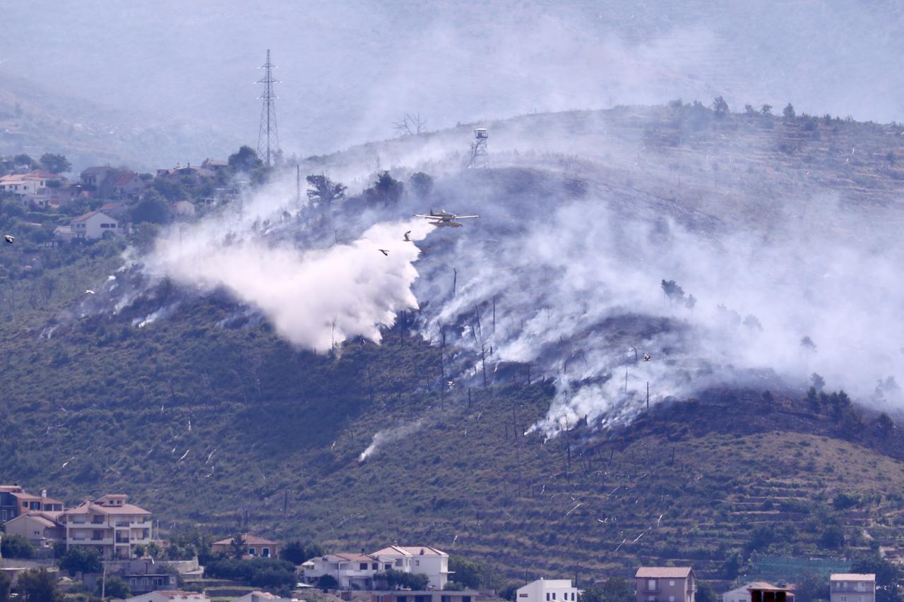 Split: Gašenje požara na Žrnovnici iz zraka zbog miniranog i nepristupačnog terena