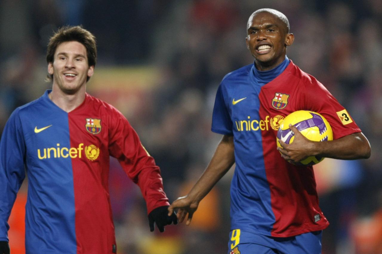 'Barcelona\'s Samuel Eto\'o (R) and Lionel Messi celebrate a goal against Deportivo La Coruna during their Spanish First Division soccer match at Nou Camp Stadium in Barcelona January 17, 2009. REUTER