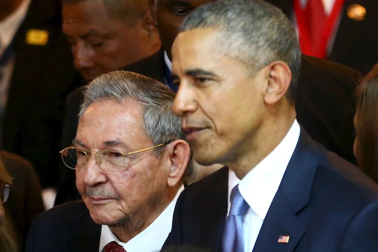 Cuba's President Raul Castro (L) stands with his U.S. counterpart Barack Obama before the inauguration of the VII Summit of the Americas in Panama City April 10, 2015.  REUTERS/Peru Presidency/Handout via Reuters   ATTENTION EDITORS - THIS PICTURE WAS PRO