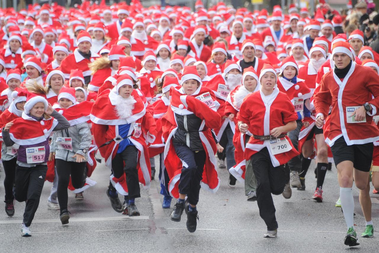 A group of people dressed as Santa Claus participates in the 3rd 'Santa Run' in Michendorf, Germany, 04 December 2011. More than 700 people started in Germany's largest costume race. Photo: Bernd Settnik/DPA/PIXSELL
