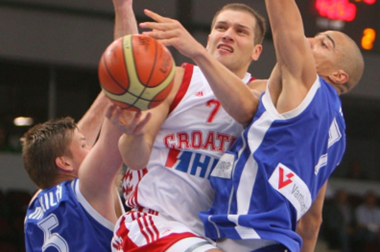 'Croatia\'s Bojan Bogdanovic (C) is sanwiched by Finland\'s Antti Nikkila (L) and Shawn Huff (R) during their EuroBasket 2011 group C qualifying match Croatia vs Finland at Alytus Arena in Alytus on A