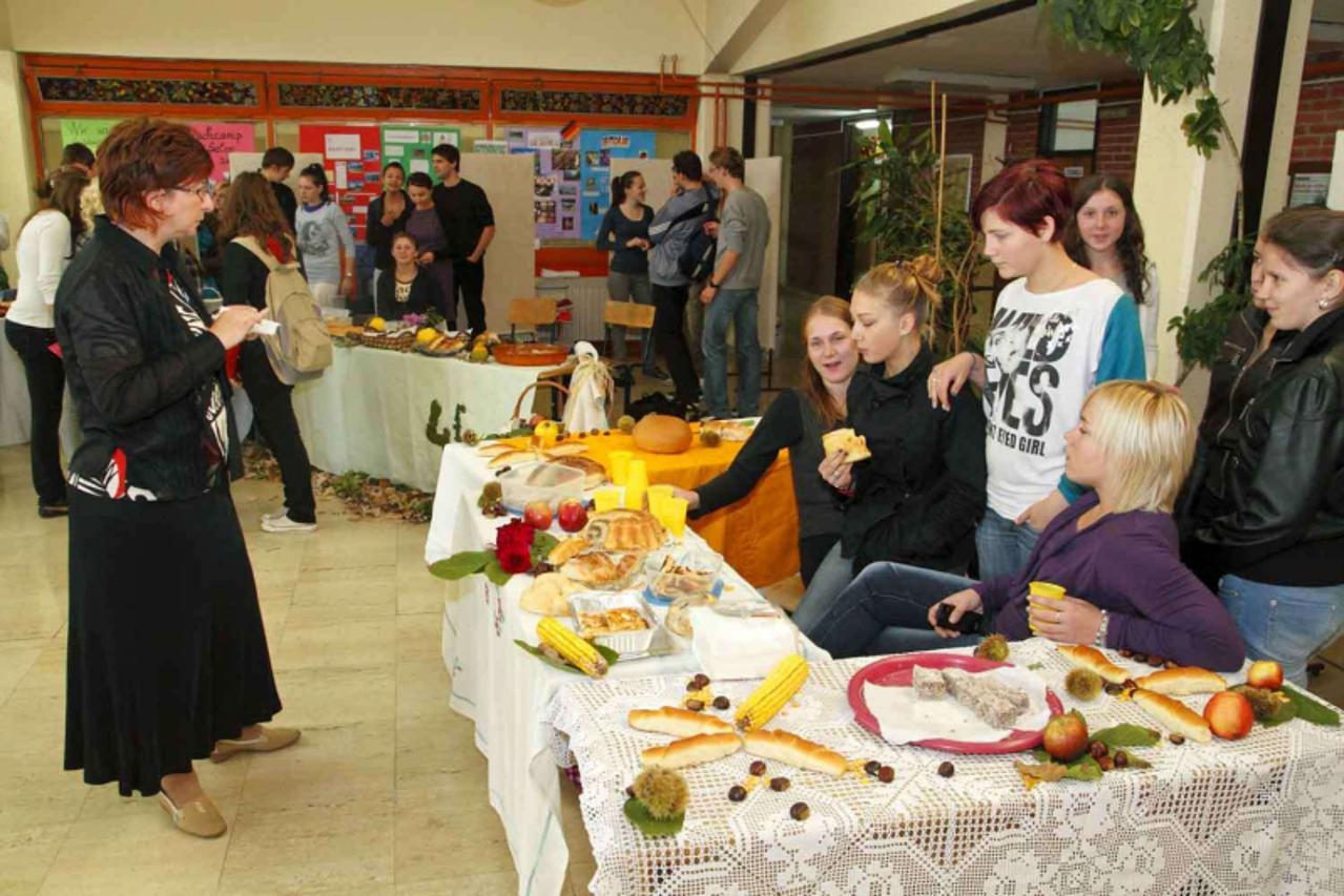 '14.10.2010., Ivanec - Ucenici ivanecke Srednje skole priredili su veliku izlozbu krusnih proizvoda i plodova zemlje. Photo: Ljiljana Risek/VLM'