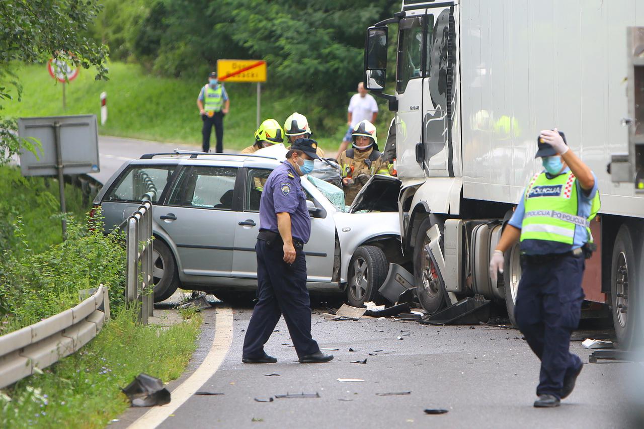 Krnjak: Vozač osobnog automobila poginuo u sudaru s teretnim kamionom