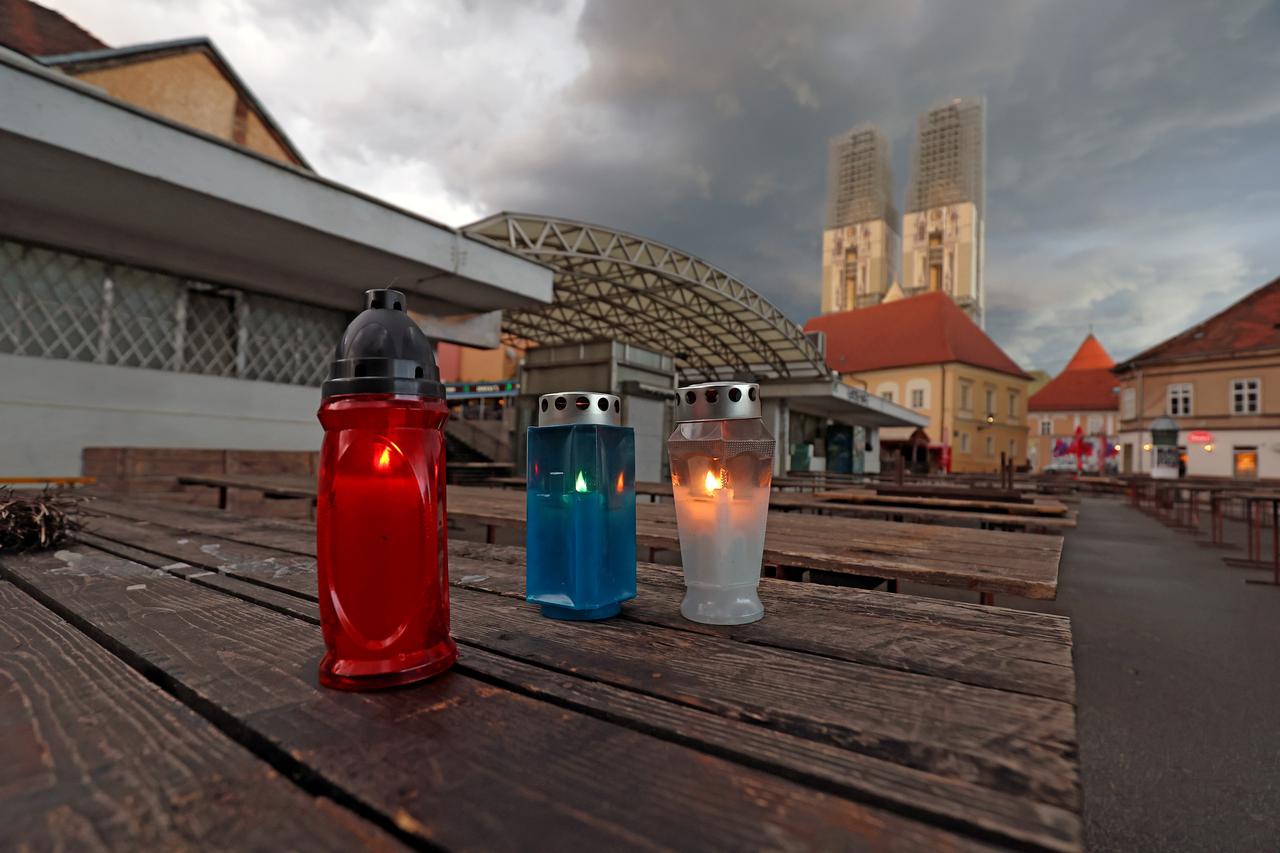 Zagreb: Na tržnici Dolac stoje zapaljena tri lampaša