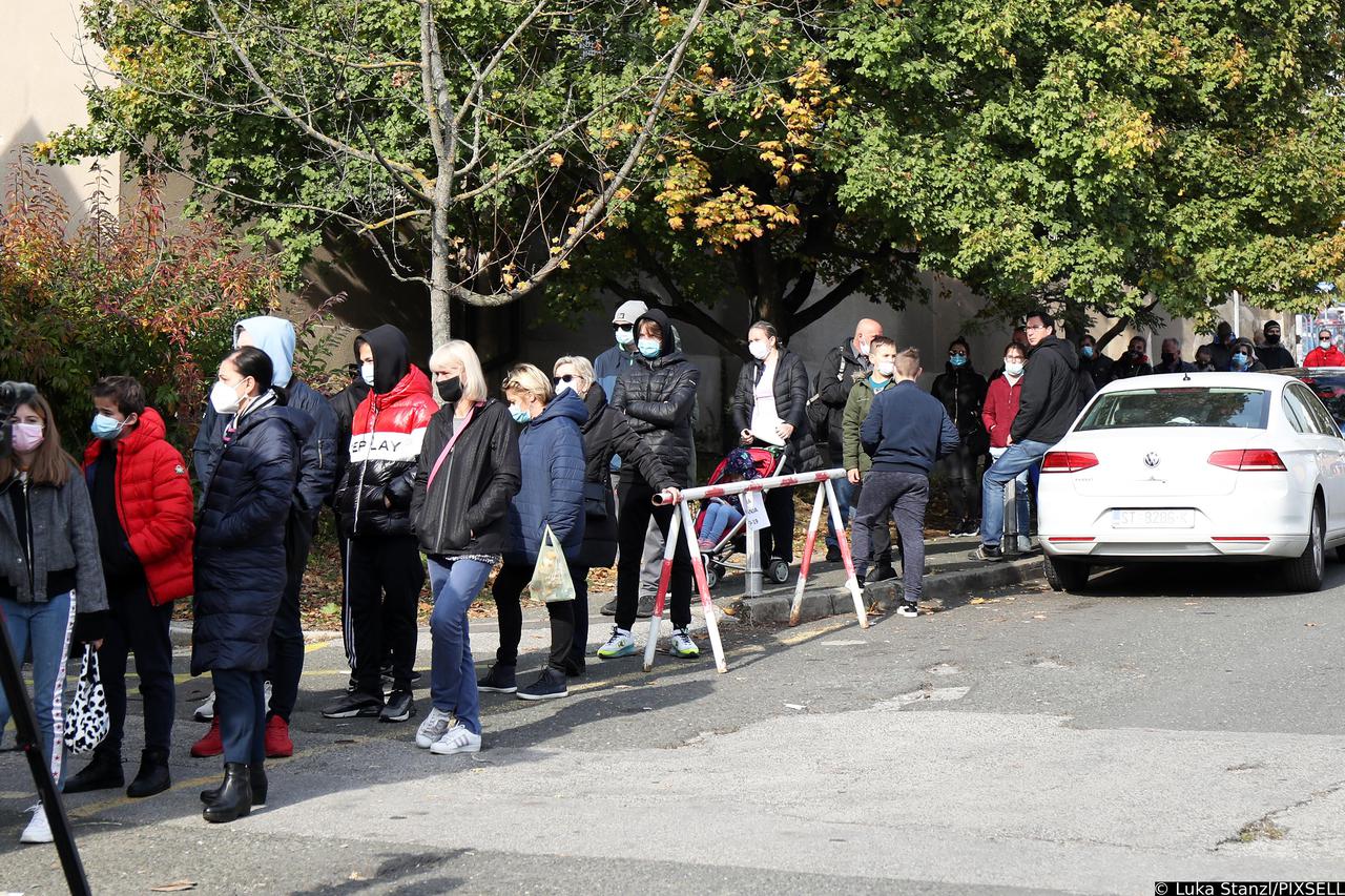 Građani satima čekaju testiranje na COVID-19 ispred bolnice Sestara milosrdnica