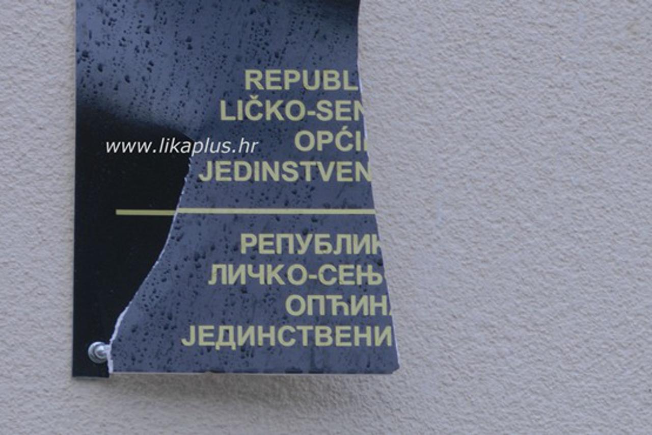 Razbijena ćirilična ploča u Udbini na zgradi općine