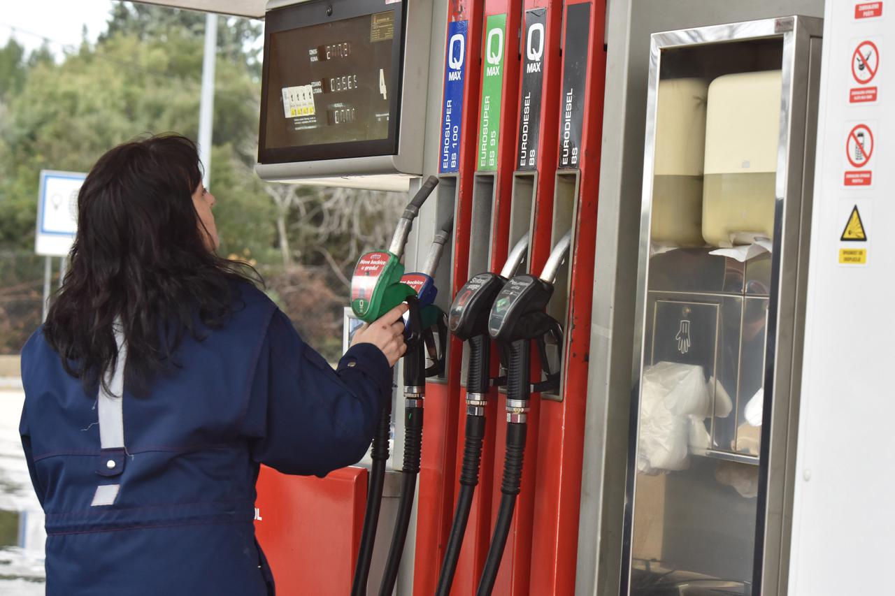 05.01.2016., Sibenik - Na benzinskim postajama u Hrvatskoj doslo je do novih promjena cijena goriva.