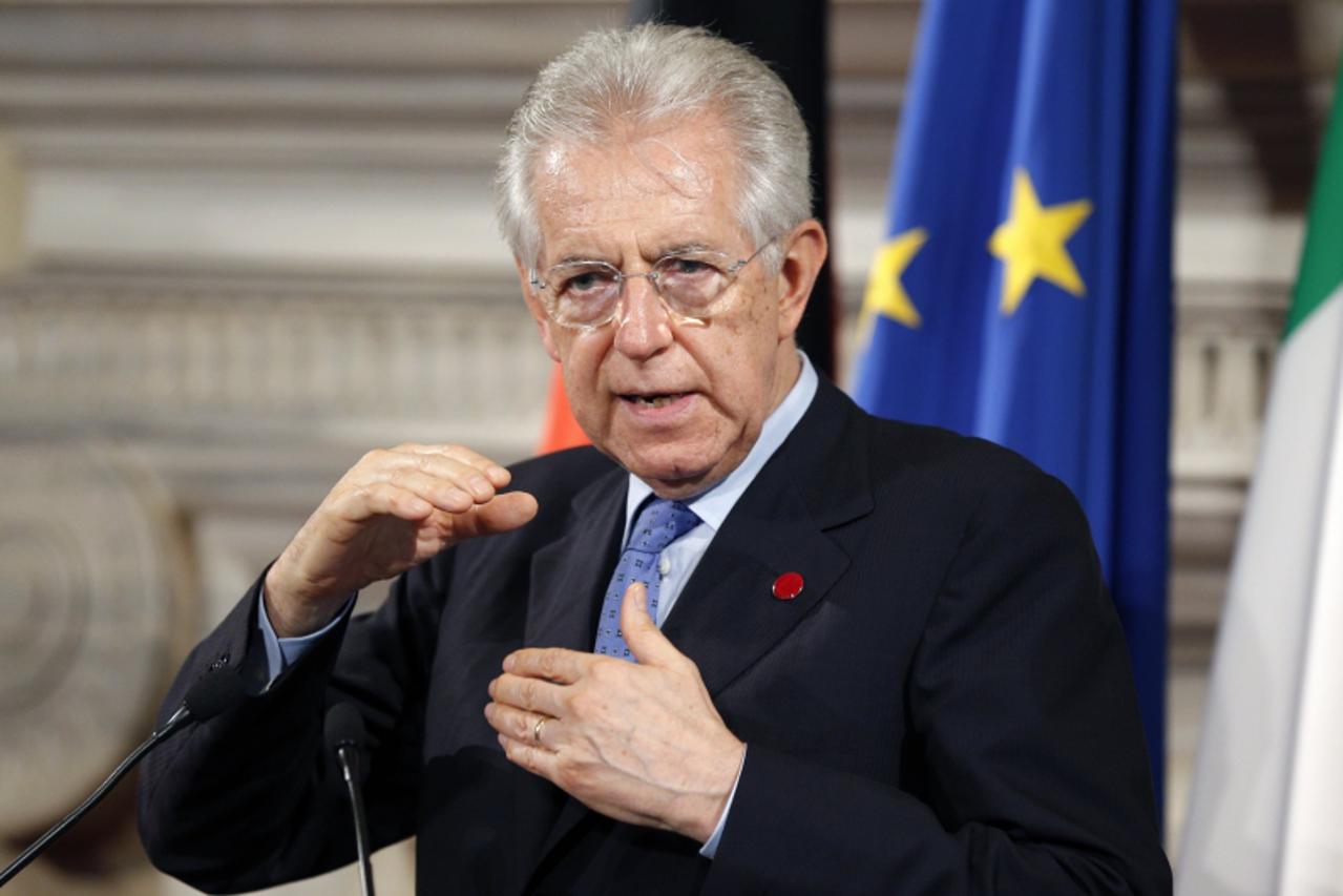 'Italian Prime Minister Mario Monti gestures next to German Chancellor Angela Merkel during a news conference at Villa Madama in Rome July 4, 2012. REUTERS/Max Rossi (ITALY - Tags: POLITICS BUSINESS)'
