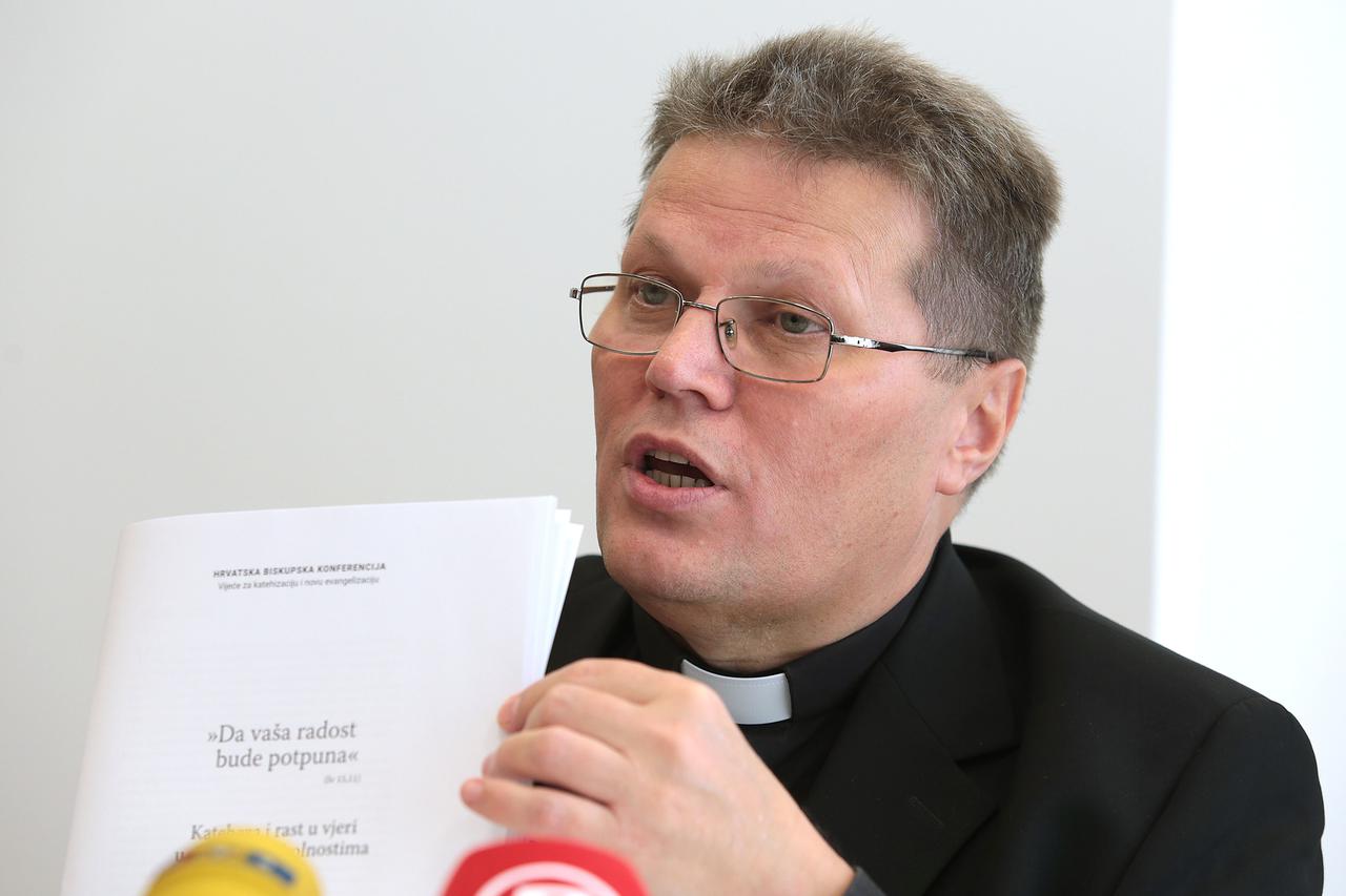 Mons. Đuro Hranić najavio je javnu raspravu o župnoj katehezi