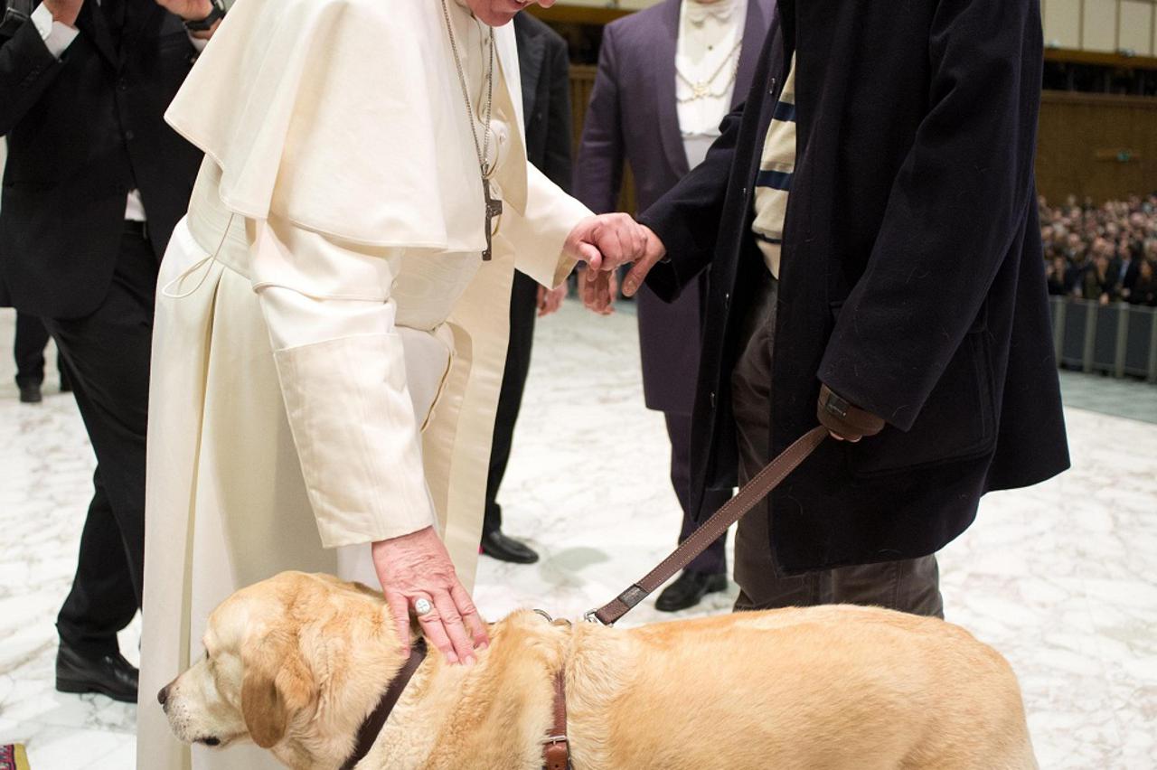 Papa Franjo blagoslovio psa
