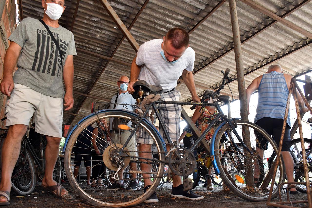 Slavonski Brod: Akcija prodaje napuštenih bicikla u dvoristu Policijske uprave