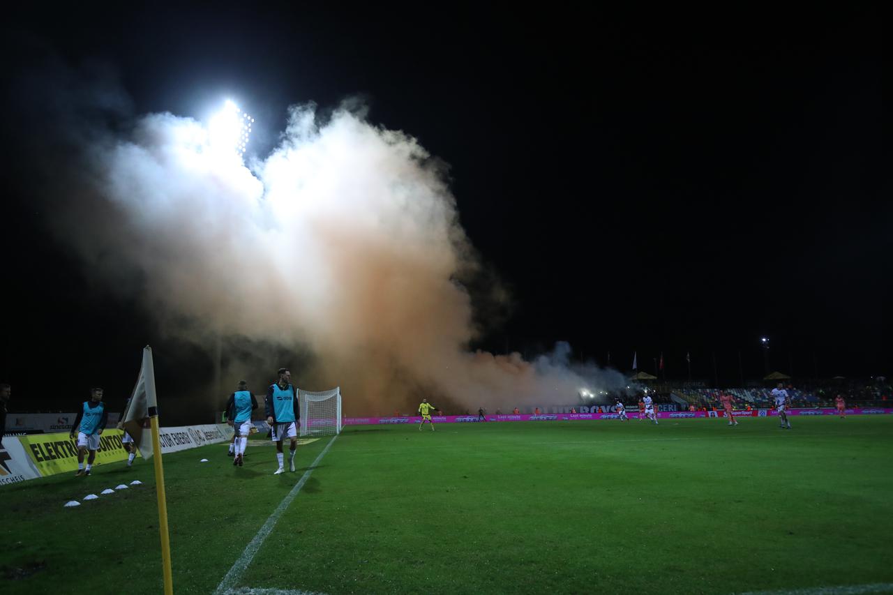 Velika Gorica: Bakljada na tribini tijekom utakmice HNK Gorica i GNK Dinamo