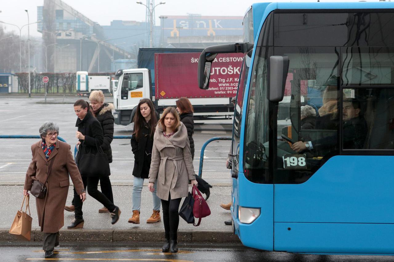 Zagreb: Tijekom radova na pruzi Zagreb - Sesvete putnike prevozi izvanredna autobusna linija