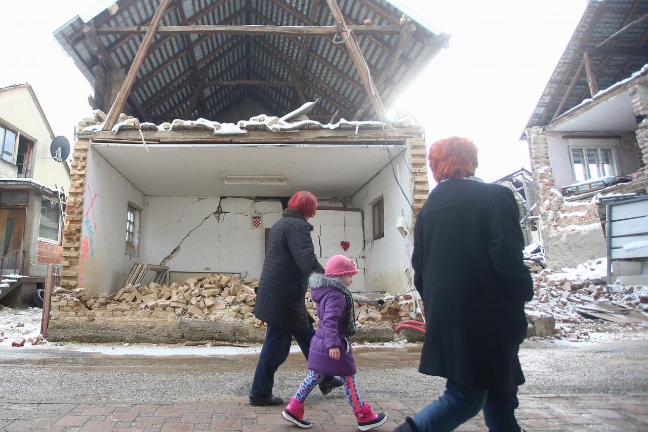 Život u centru Petrinje nakon razornog potresa
