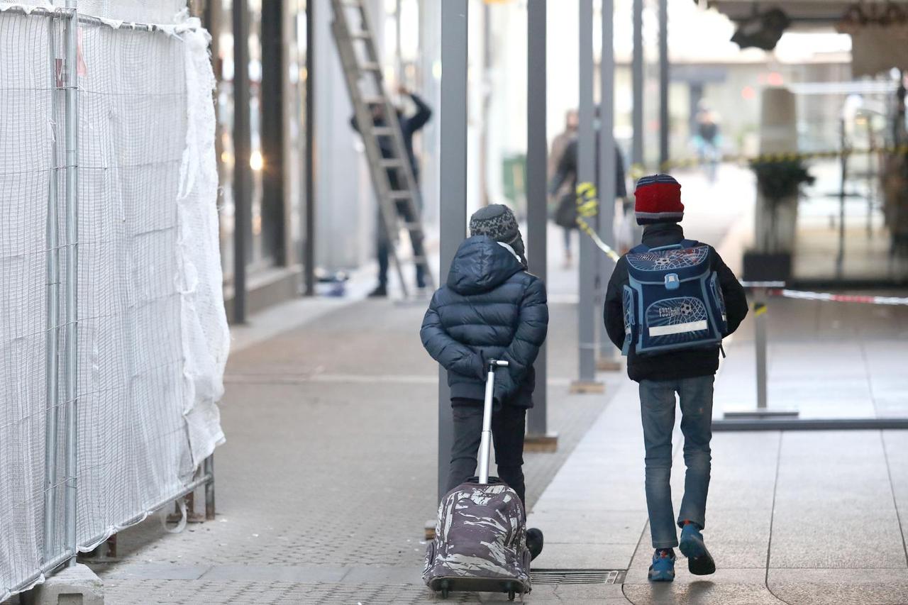 Učenici na putu do škole prolaze kroz centar Zagreba na kojem se još vide posljedice potresa