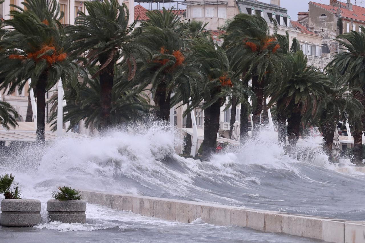 Olujno jugo u Splitu, more se izlilo na obalu