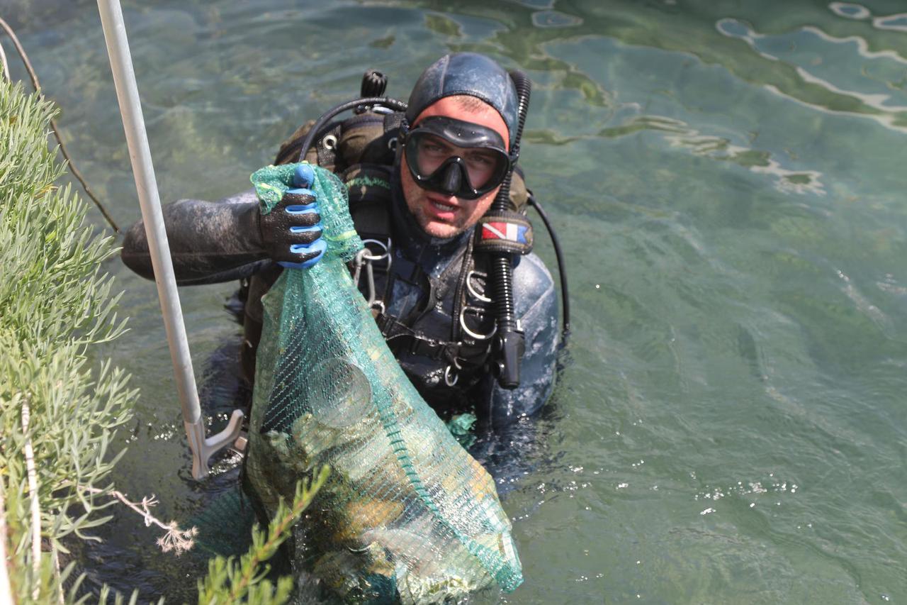 Vodice: Športsko-ribolovni klub Mali porat organizirao ekološku akciju čišćenja vodičkog podmorja