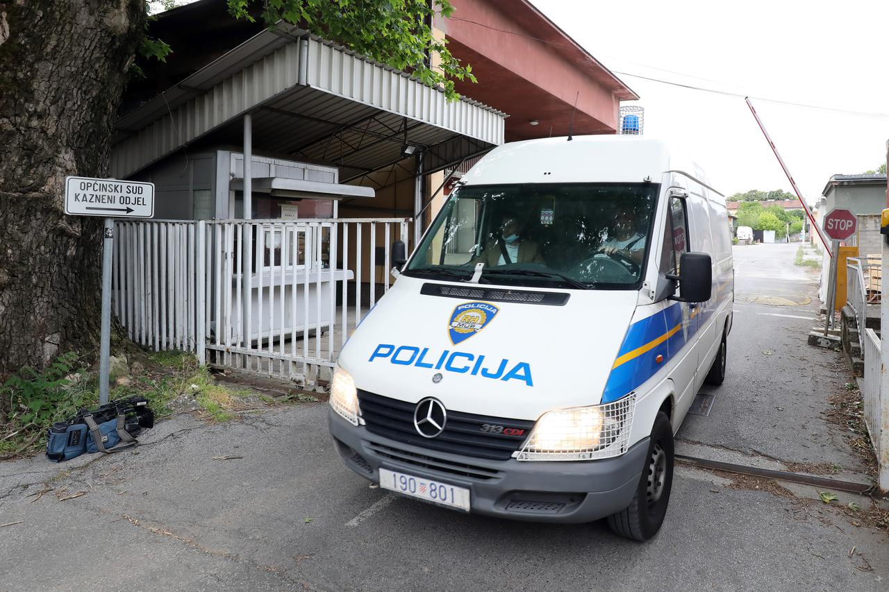 Zagreb: Policijski kombi izlazi iz Općinskog kaznenog suda na Selskoj